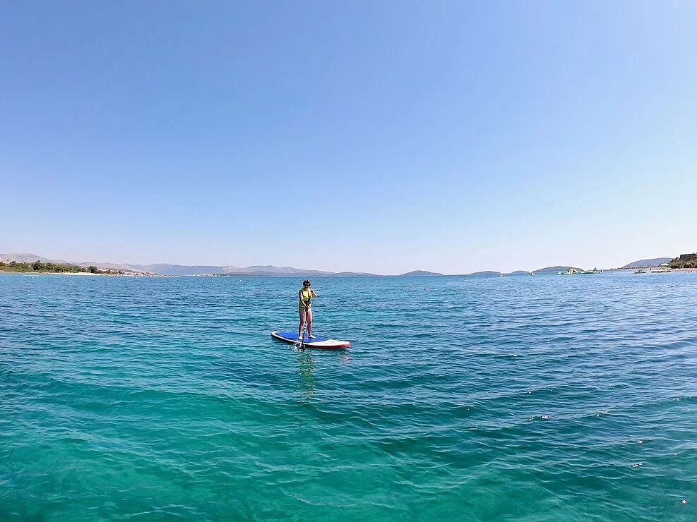 sup1 SUP-Board auf kristallklarem Adriatischen Meer
