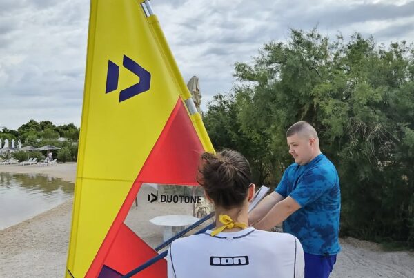 Theorieunterricht vor dem Einstieg ins Meer Windrose Wassersportzentrum