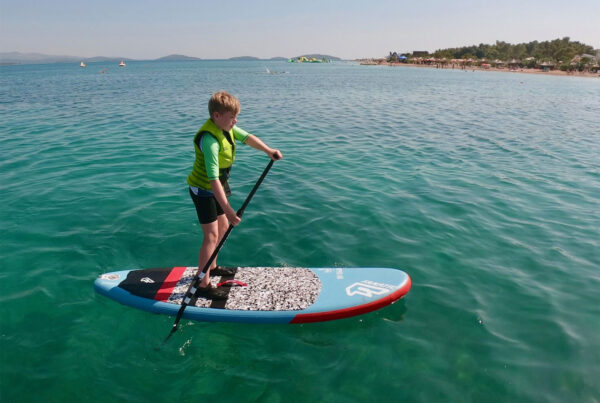 Kind auf dem SUP in der Bucht Windrose Wassersportzentrum Amadria Park Šibenik Kroatien