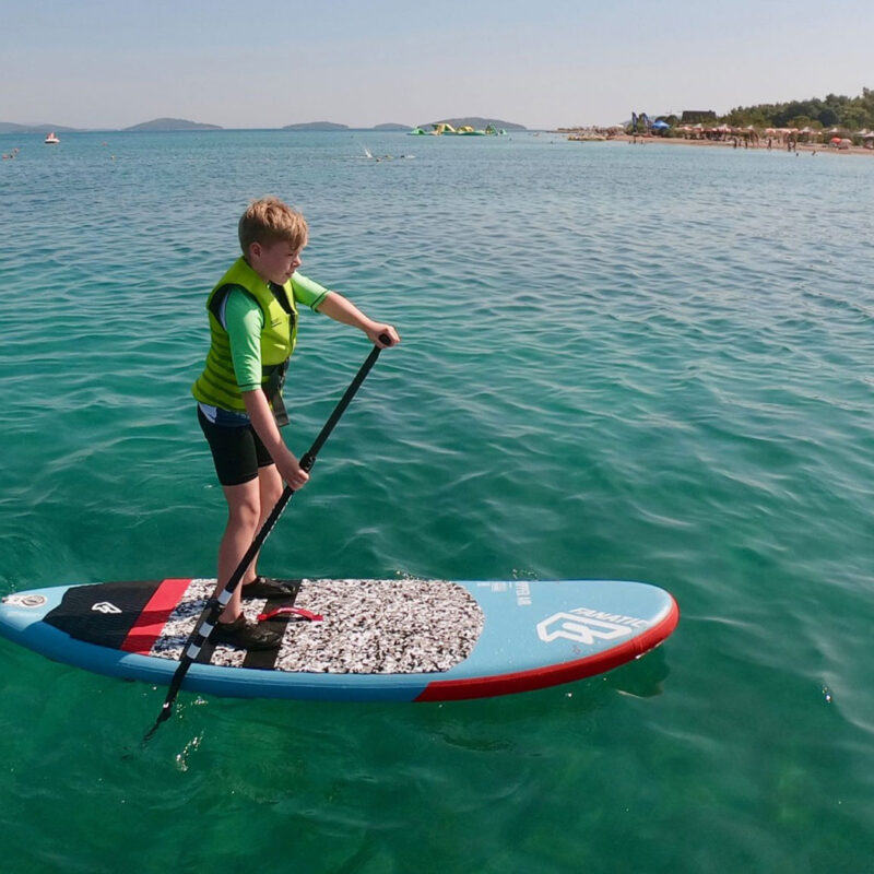 Kind auf dem SUP in der Bucht Windrose Wassersportzentrum Amadria Park Šibenik Kroatien