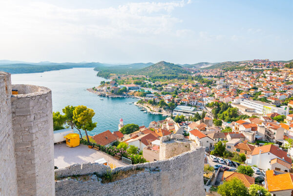 Über die Adria fliegen auf dem eFoil in Šibenik
