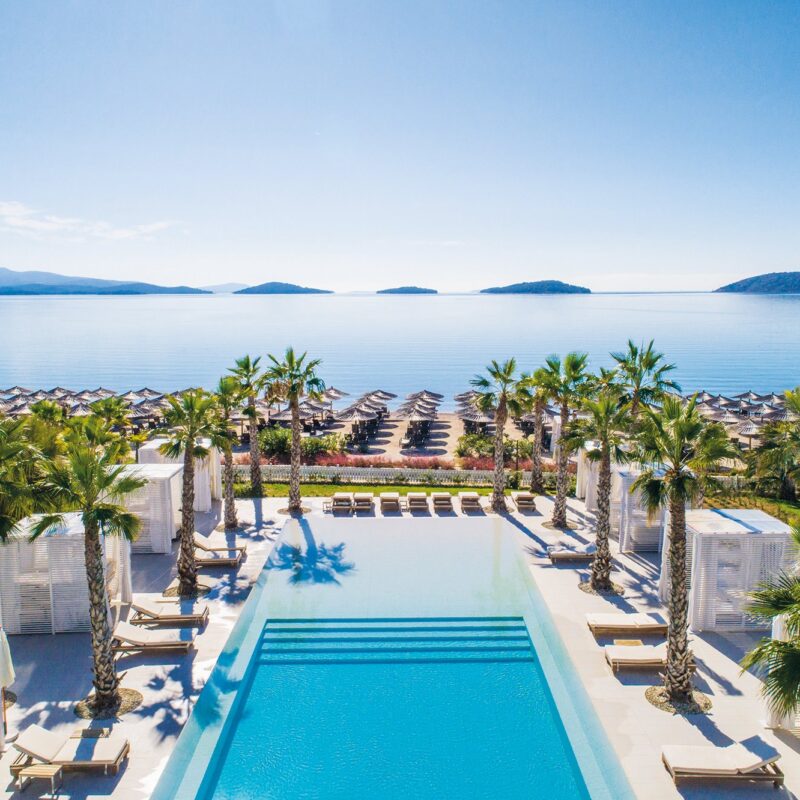 Kajakarenje uz obalu u kristalno čistom moru